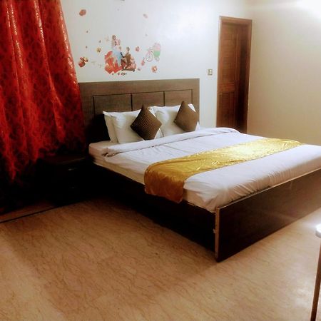 Luxury Living Rooms Near Agha Khan, Millennium, Nueplex Karachi Exterior foto