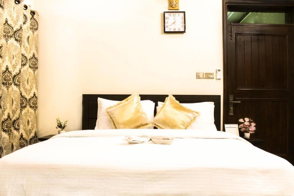 Luxury Living Rooms Near Agha Khan, Millennium, Nueplex Karachi Exterior foto
