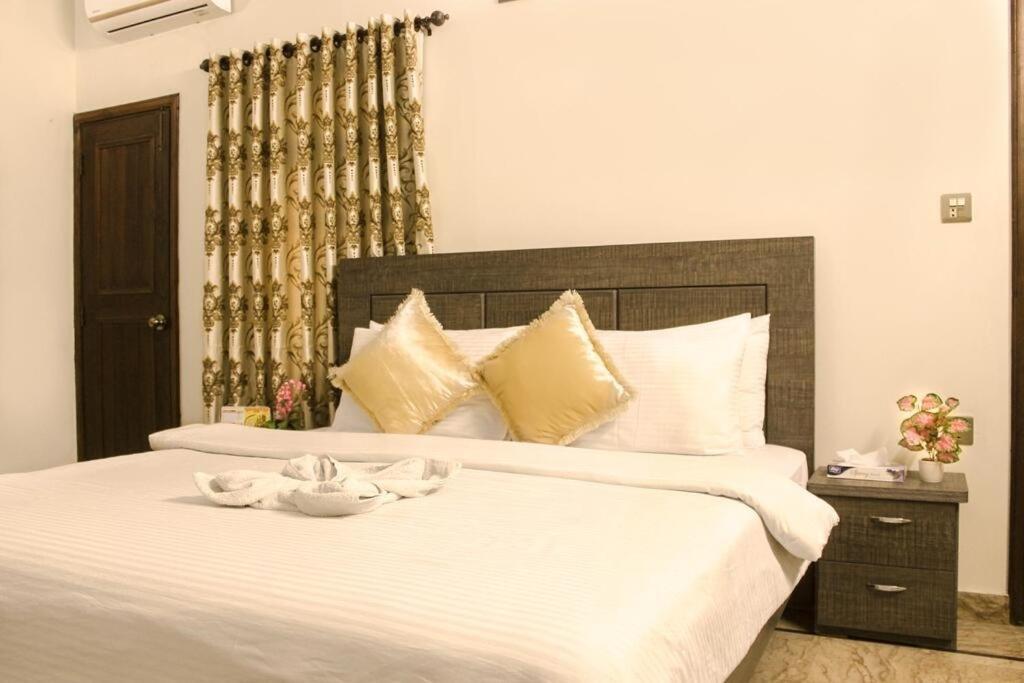 Luxury Living Rooms Near Agha Khan, Millennium, Nueplex Karachi Exterior foto