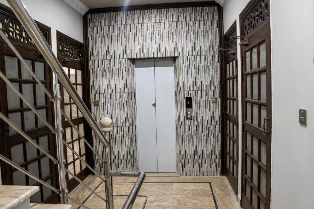 Luxury Living Rooms Near Agha Khan, Millennium, Nueplex Karachi Exterior foto