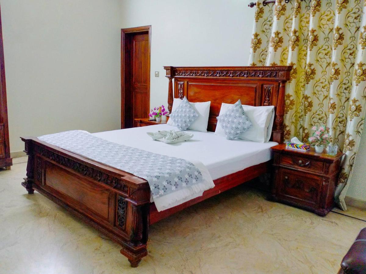 Luxury Living Rooms Near Agha Khan, Millennium, Nueplex Karachi Exterior foto