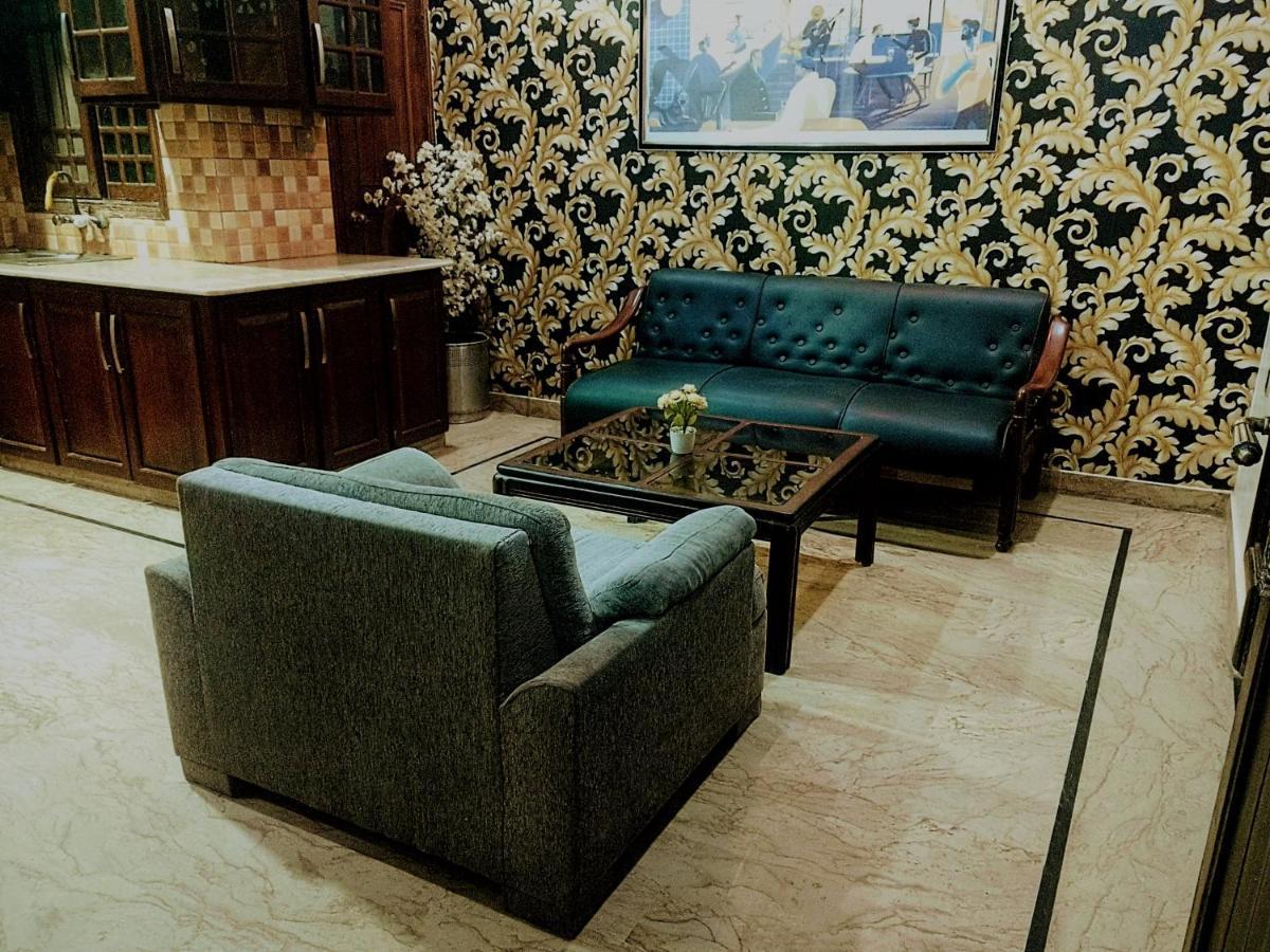 Luxury Living Rooms Near Agha Khan, Millennium, Nueplex Karachi Exterior foto