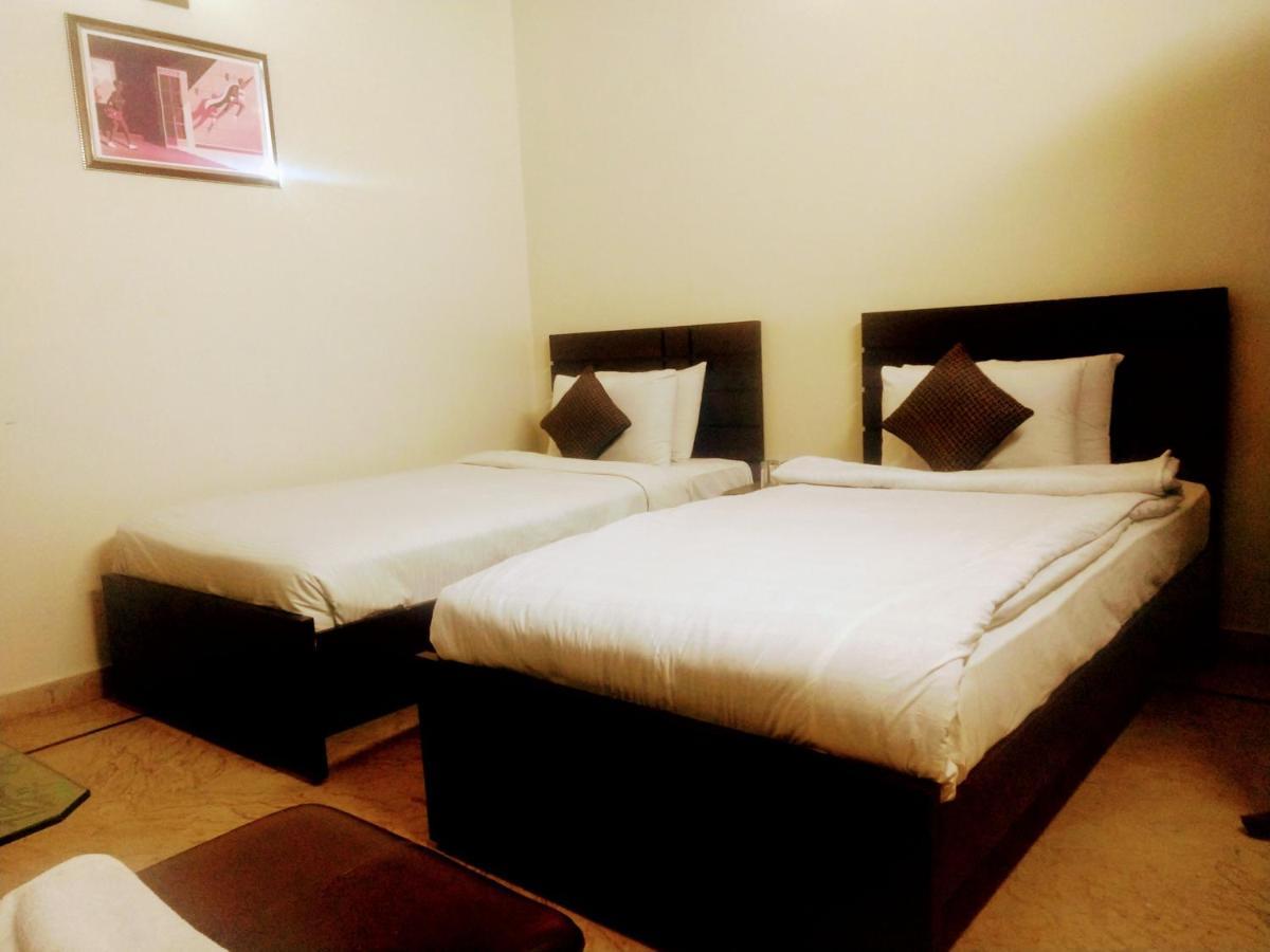 Luxury Living Rooms Near Agha Khan, Millennium, Nueplex Karachi Exterior foto