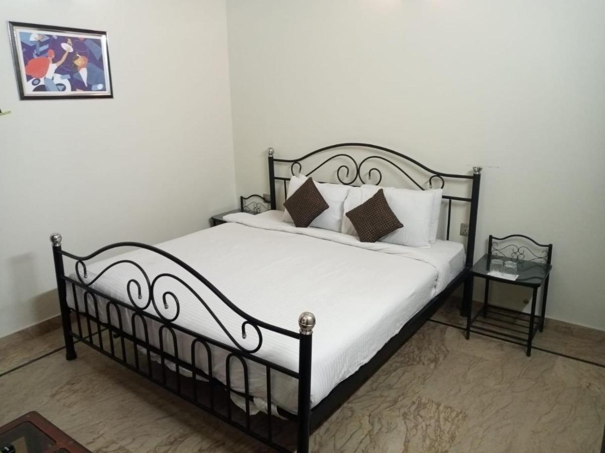 Luxury Living Rooms Near Agha Khan, Millennium, Nueplex Karachi Exterior foto