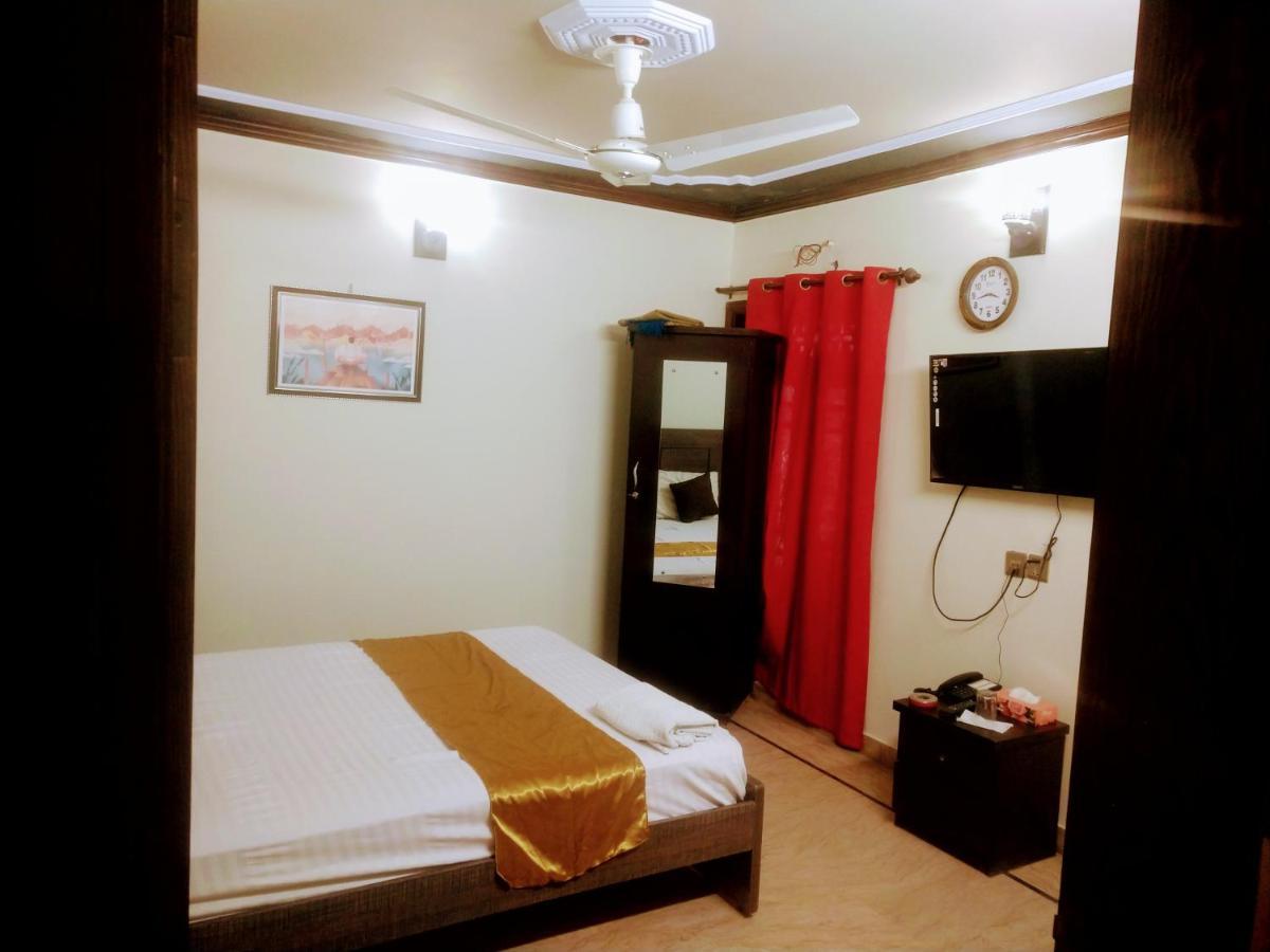 Luxury Living Rooms Near Agha Khan, Millennium, Nueplex Karachi Exterior foto