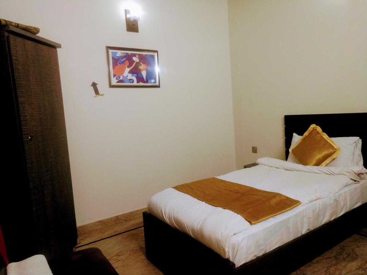 Luxury Living Rooms Near Agha Khan, Millennium, Nueplex Karachi Exterior foto