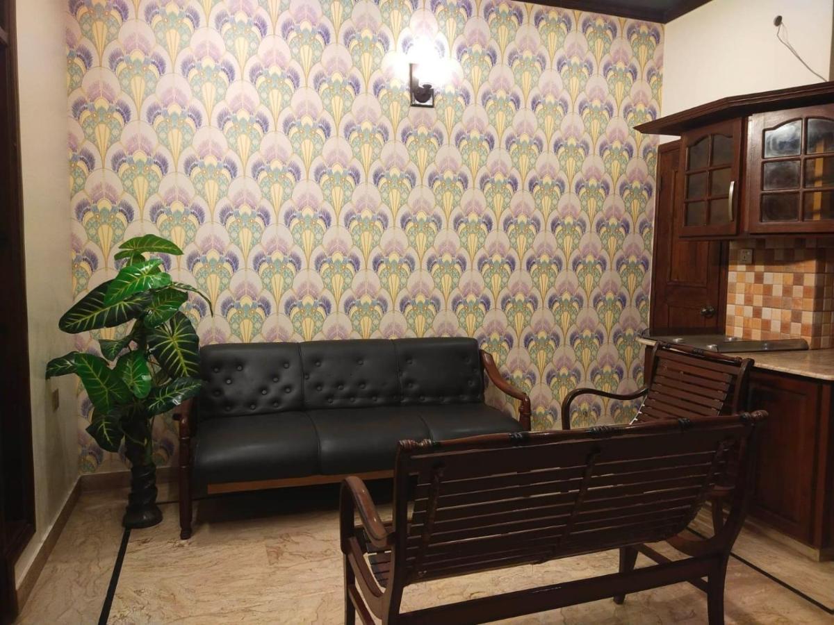 Luxury Living Rooms Near Agha Khan, Millennium, Nueplex Karachi Exterior foto