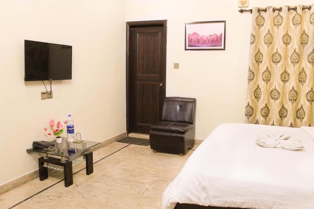 Luxury Living Rooms Near Agha Khan, Millennium, Nueplex Karachi Habitación foto